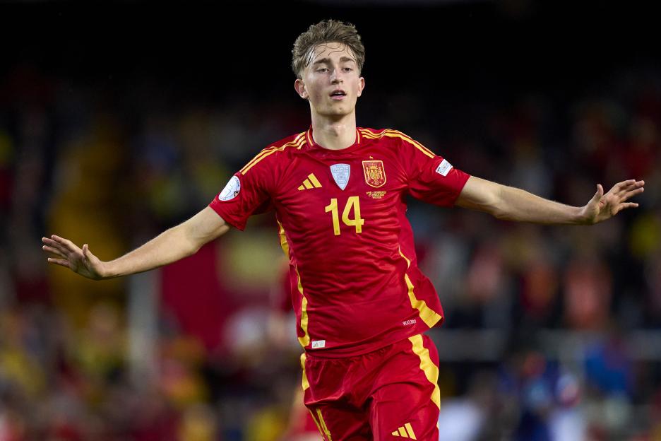 Dean Huijsen of Spain reacting during a soccer match.