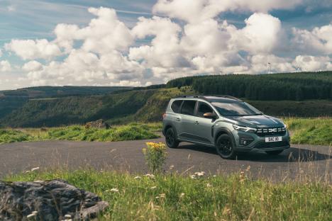 Dacia Jogger parked on a road overlooking a valley.