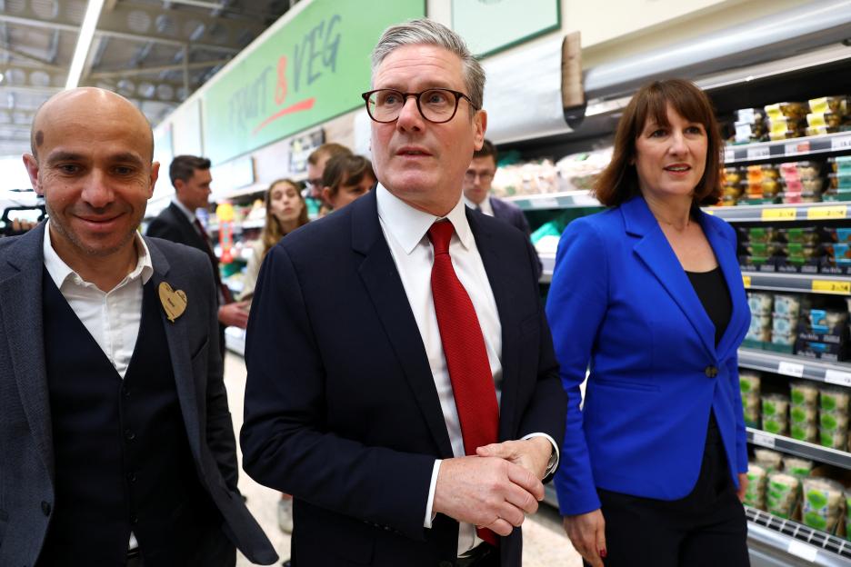 Keir Starmer and Rachel Reeves campaigning in a supermarket.