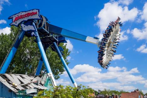 The Maelstrom gyro swing ride at Drayton Manor Park with people riding.