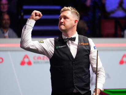 Kyren Wilson celebrating a snooker victory.