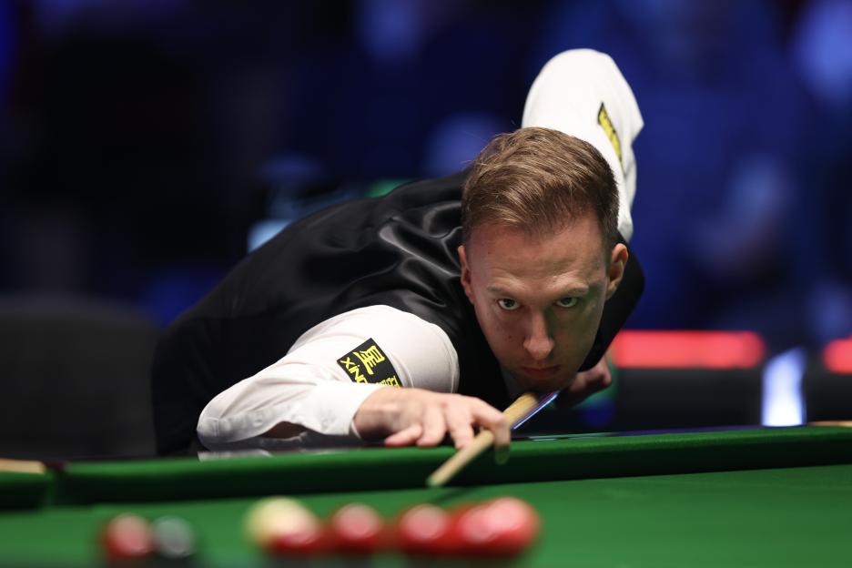 Judd Trump playing snooker.