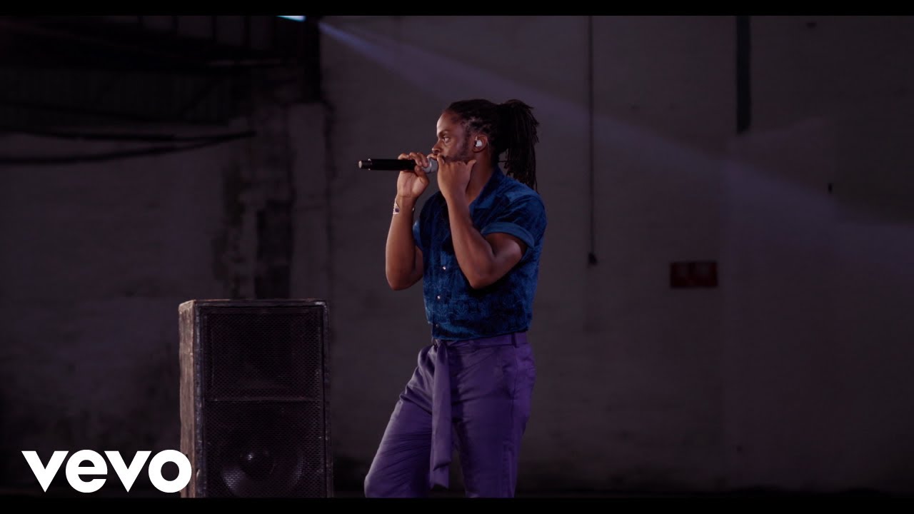 Tomi Thomas Delivers a Captivating Performance of “Waiting” | Watch