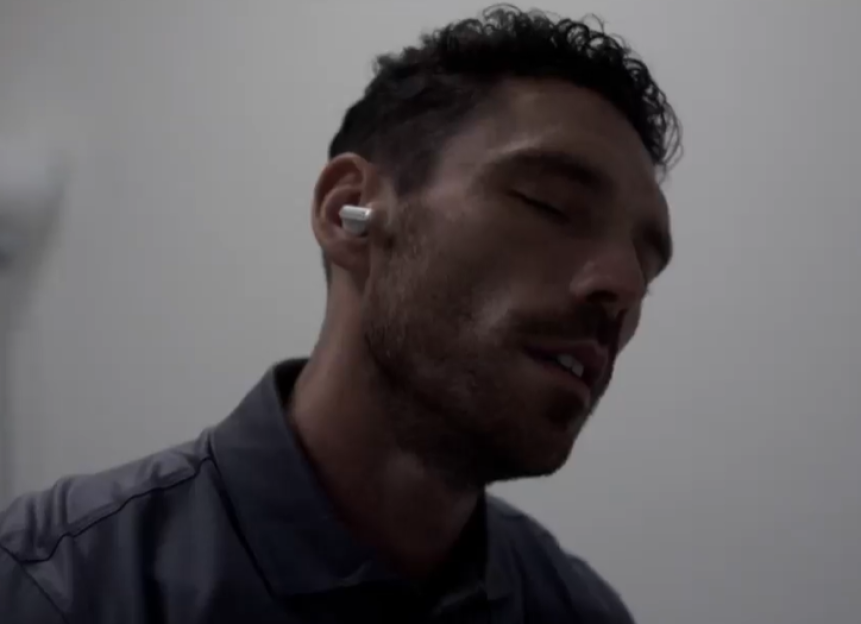 Man wearing earbuds.