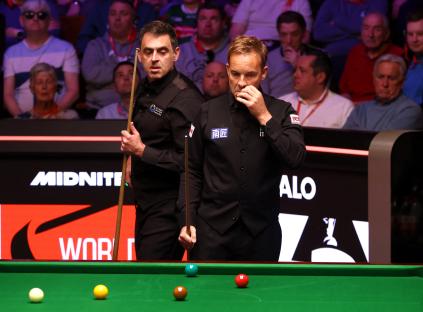 Ronnie O'Sullivan and Ali Carter during a snooker match.