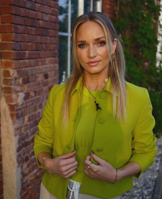 Woman in a lime green blazer.