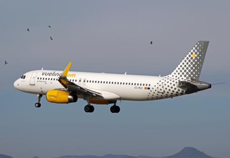 Vueling Airbus A320-232 landing in Barcelona.