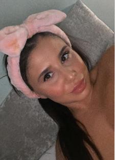 Woman wearing a pink bow headband.
