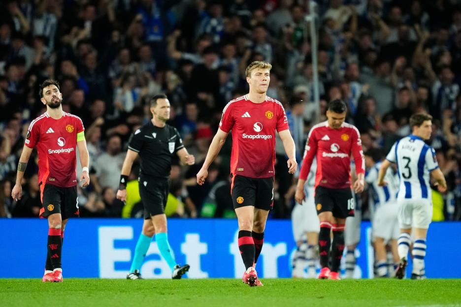 Manchester United players looking dejected after a Real Sociedad goal.