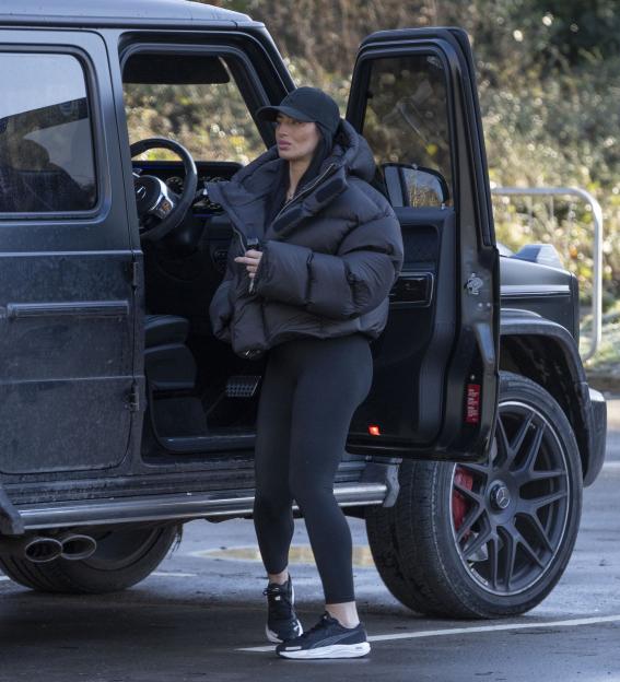 Pregnant Annie Kilner getting out of a car.