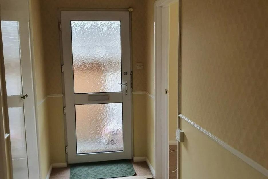 I gave my hallway a mega makeover for £200 and that included a floor to ceiling radiator