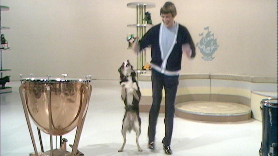 Roy Castle and his dog Shep playing spoons.